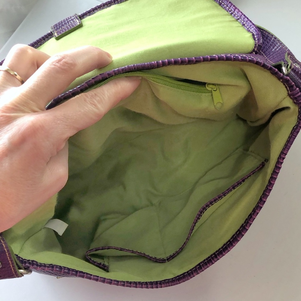 ⬇️ Valerie Stevens Purple Shoulder Bag with Sturdy Handles and Smooth Finish - Picture 17 of 17